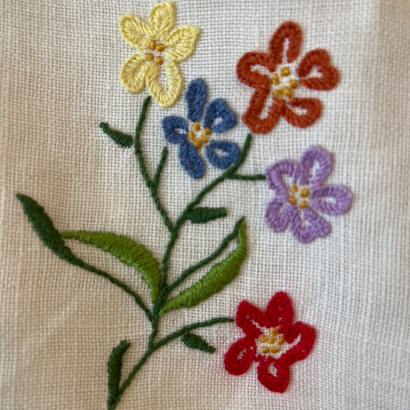 Embroidered floral linen square - Picture 5 of 10